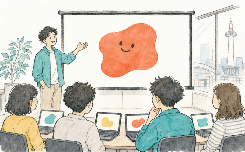 スクリーンの前で講師が話し、参加者がノートPCを開いて聞いている